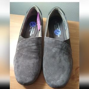 New Skechers Women's Breathe Easy Kindred Loafer Brown  Suede Slip On Size 8.5